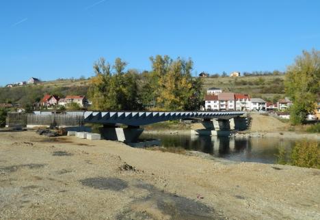 Primăria vrea să negocieze cu Construcţii Bihor finalizarea podului Dragoş Vodă 